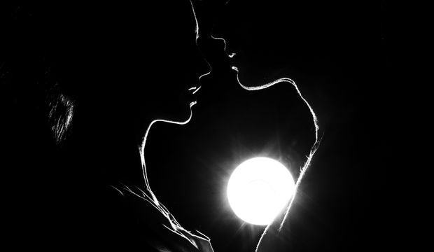 Biri sevgilinize yakınlaşmaya çalışıyorsa...