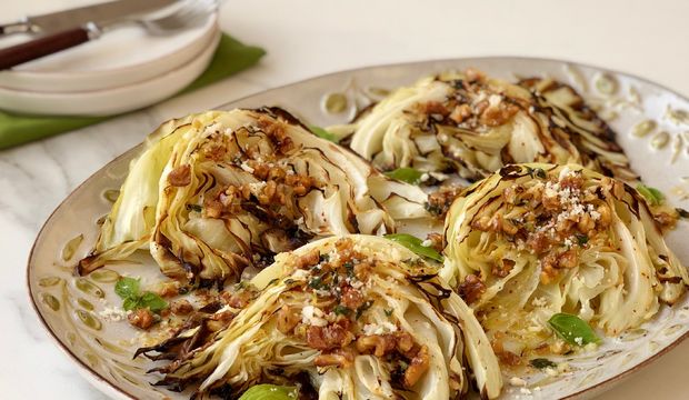 Fırınlanmış cevizli lahana dilimleri