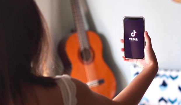 Sosyal medya kız çocuklarını daha olumsuz etkiliyor!