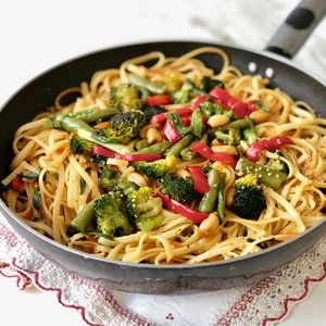 Sebzeli yer fıstıklı makarna 