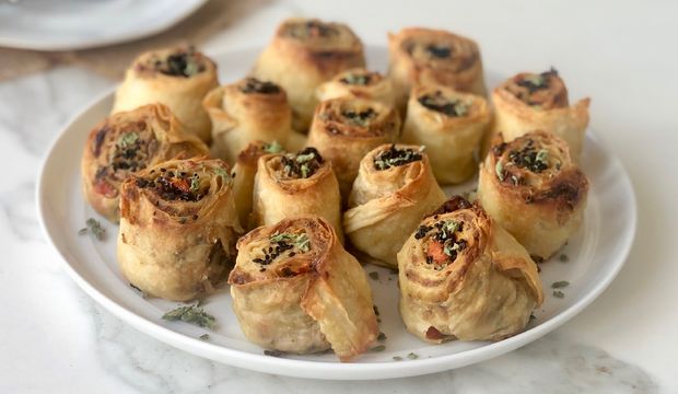 Zeytin ezmeli çıtır yufka ruloları 