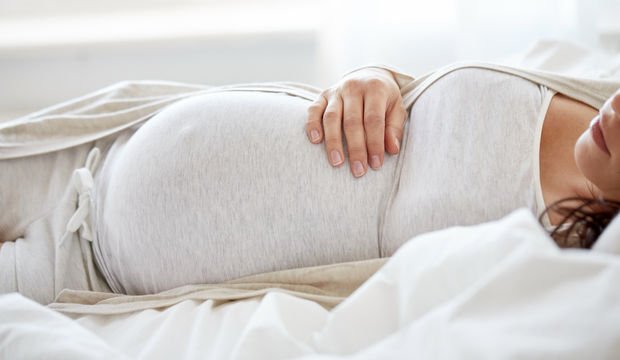 Hamilelikte sırt üstü yatmak tehlikeli mi? Hamilelikte sırt üstü yatmak zararlı mı?