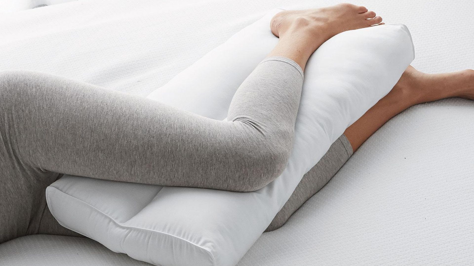 Bacaklarınızın arasına yastık koyarak uyursanız vücudunuza ne olur? | Sağlık