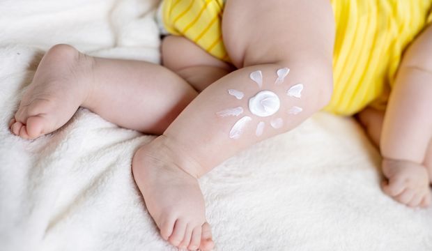Bebeklere güneş kremi sürülmeli mi?