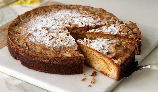 Armutlu tarçınlı bademli kek 