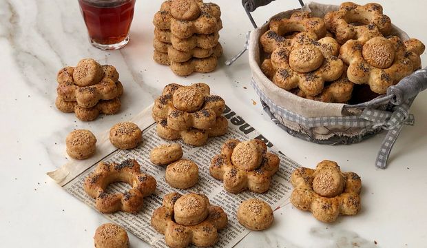 Haşhaşlı mahlepli tuzlu çiçek kurabiyeler