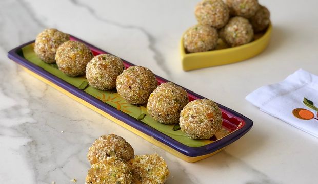 Kuru kayısılı Antep fıstıklı minik toplar