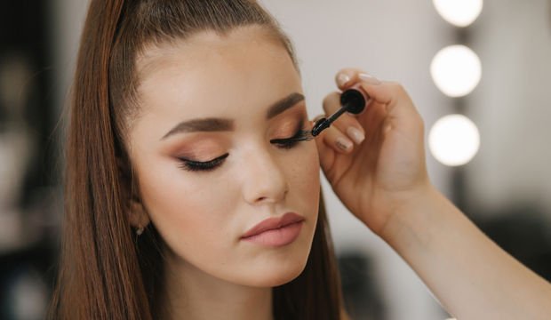 Gözleri olduğundan küçük gösteren makyaj hataları