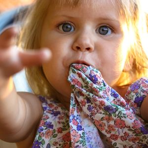  Çocuklar tişörtlerini neden ısırır?