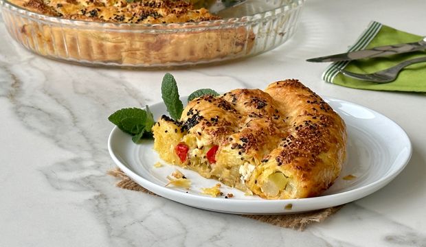 Baklava yufkasıyla pırasalı börek