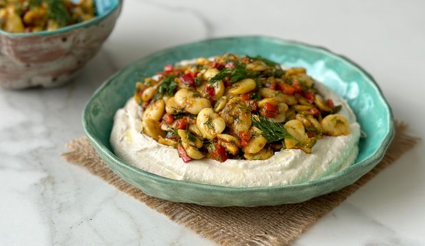 Tahinli yoğurtlu iç bakla salatası