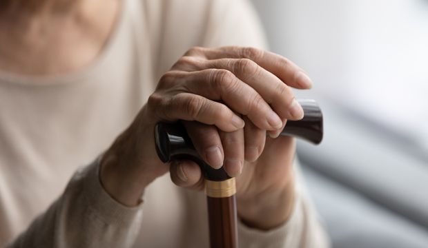 Alzheimer kadınlarda daha sık görülüyor