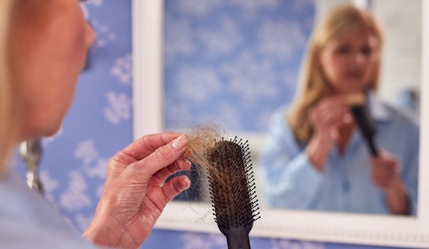 Menopoz döneminde saç dökülmesinin önüne geçin