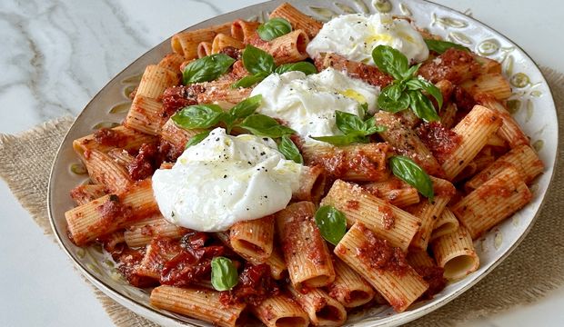 Buratta peynirli domatesli makarna