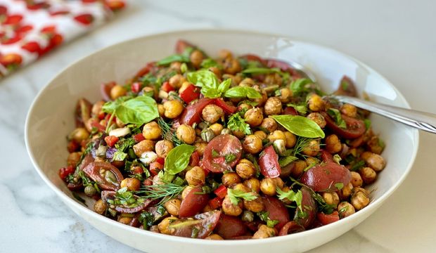 Domatesli çıtır nohut salatası