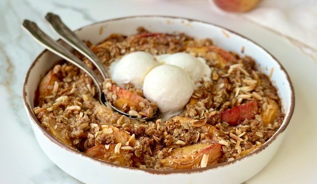 Bademli yulaflı şeftali crumble