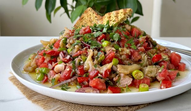 Közlenmiş patlıcan salatası