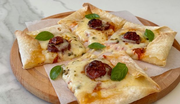 Lavaştan sucuklu pratik pizza
