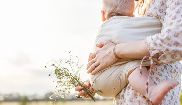 Ezgi Ece Aşkıngil ile röportaj: Babywearing nedir? Bebeğe faydaları nelerdir?