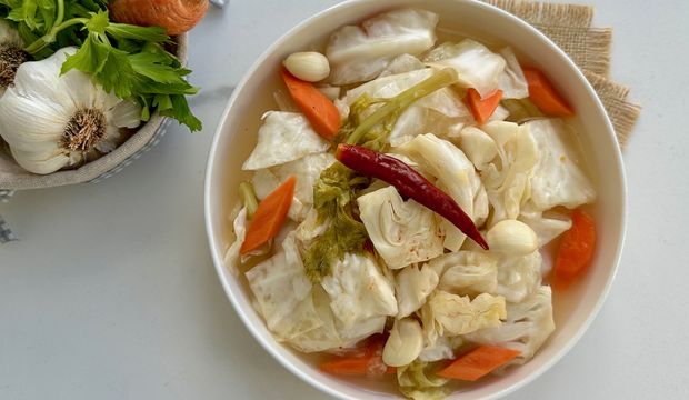 Acı biberli lahana turşusu