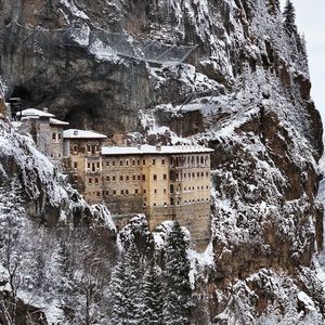 Sümela Manastırı beyaza büründü