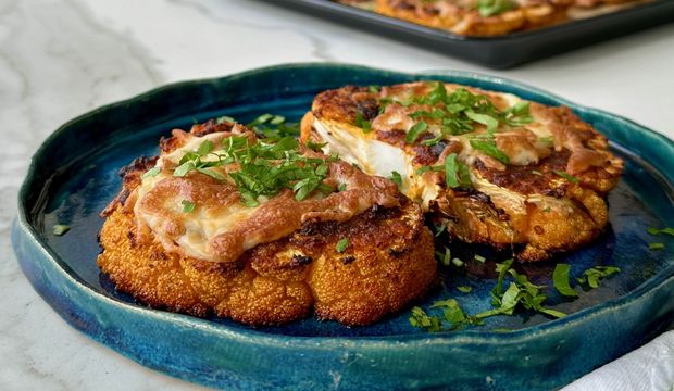 Fırında baharatlı peynirli karnabahar dilimleri