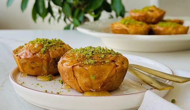 Baklava yufkasıyla cevizli tahinli muffin Baklava yufkasıyla cevizli tahinli muffin