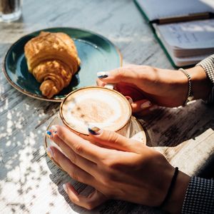 Kahvenizi yumurtalı mı yoksa peynirli mi alırsınız?