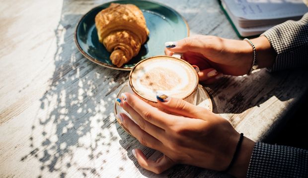 Kahvenizi yumurtalı mı yoksa peynirli mi alırsınız?