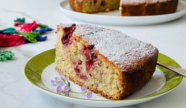 Vişneli badem unlu kek