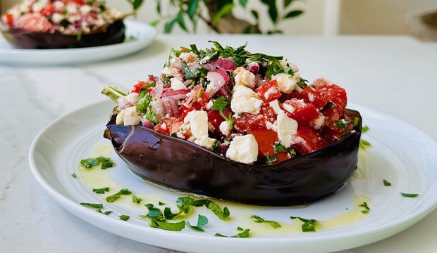 Peynirli domatesli közlenmiş patlıcan salatası