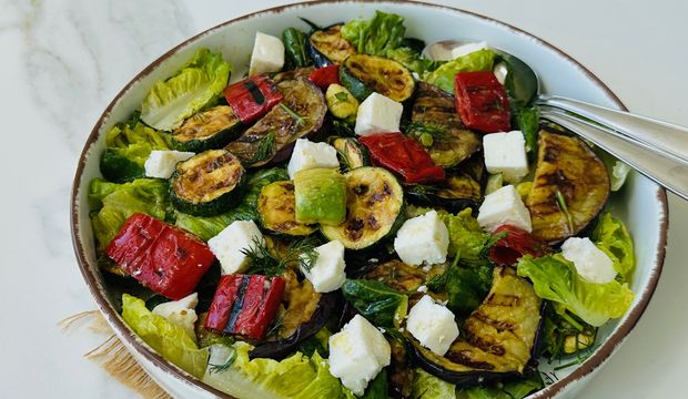 Izgara sebzeli yaz salatası