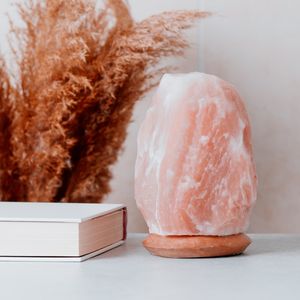  Yatak odanızda bulundurun: Tuz lambası