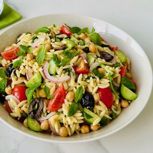 Nohutlu arpa şehriye salatası 