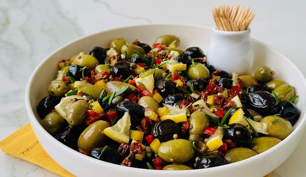 Kuru domatesli kişnişli zeytin mezesi