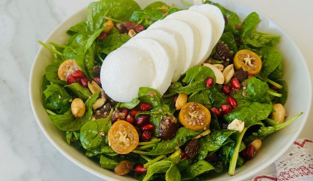 Meyveli mozarellalı ıspanak salatası