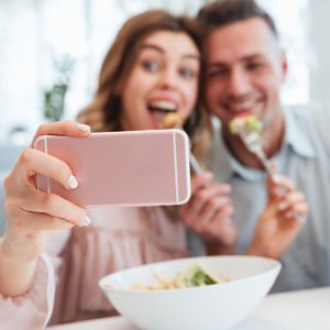 Sık selfie paylaşan çiftler daha mutsuz!