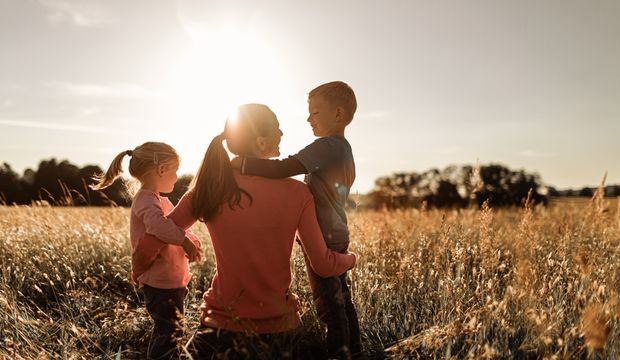 Yeni araştırma: Muhtemelen anneniz kardeşinizi daha çok seviyor!