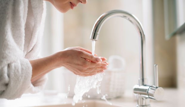 Dermatologlara göre doğru temizleyici seçimi ve etkili yüz yıkama yöntemleri