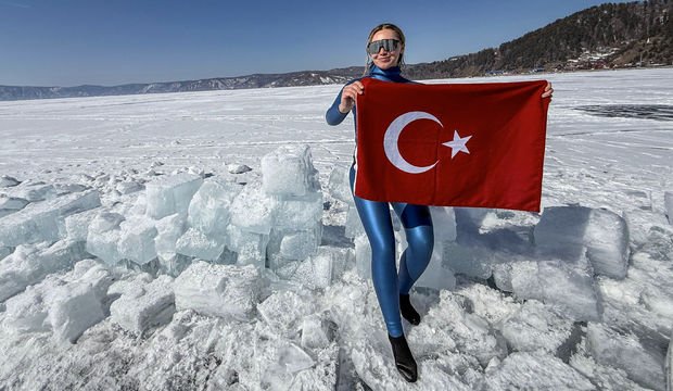 Şahika Ercümen, buzla kaplı Baykal gölüne dalış yaptı