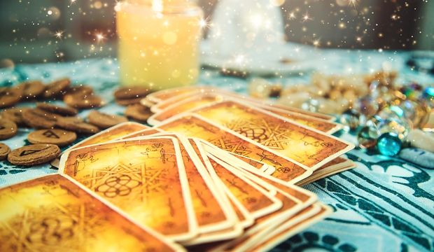 Burçlar ve tarot kartları arasındaki karmik bağ