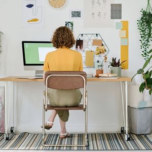 Uzun süre oturmak beyin sağlığını tehdit ediyor