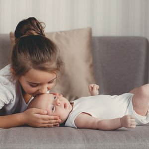 Kardeşi doğan çocuğa nasıl davranmalı?