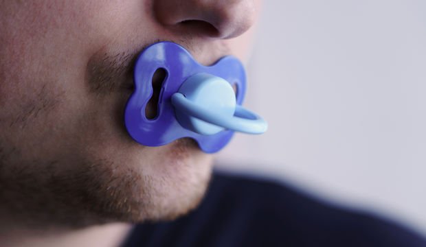 Yetişkinlerde emzik emme trendi