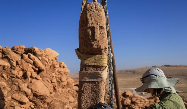 Karahantepe'de tarihte bir ilk: İnsan yüzlü T biçimli dikilitaş bulundu