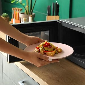 Mikrodalgada ısıttığınız yiyeceklere ne olur?