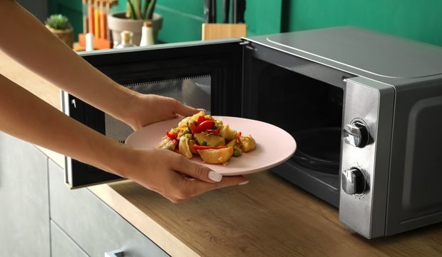 Mikrodalgada ısıttığınız yiyeceklere ne olur?