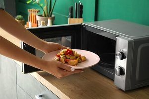 Mikrodalgada ısıttığınız yiyeceklere ne olur?