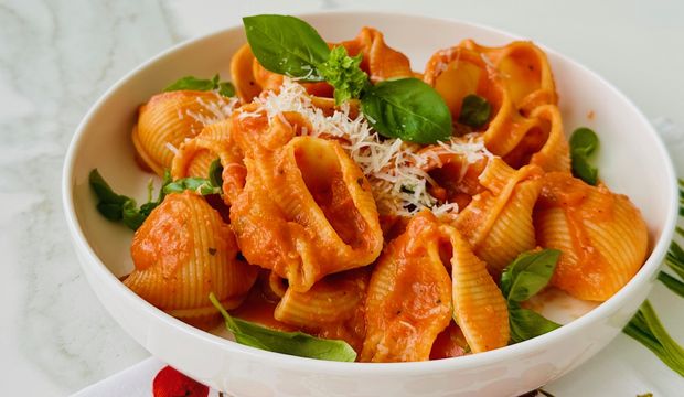 Fesleğenli domates soslu makarna