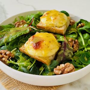 Keçi peynirli cevizli salata